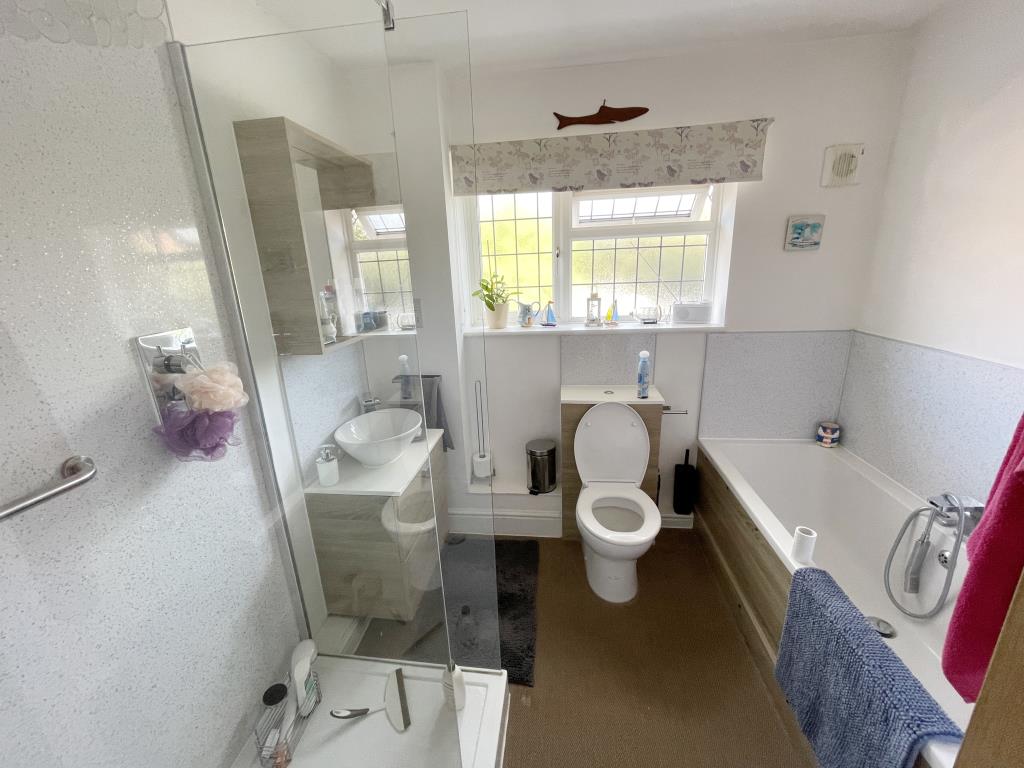 Lot: 58 - RESIDENTIAL ASSURED TENANCY INVESTMENT - Internal image of bathroom
